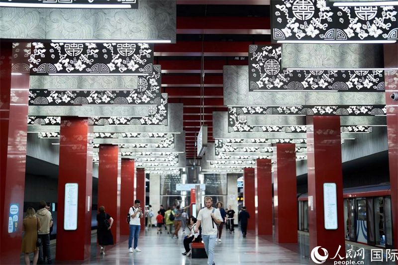 莫斯科米丘林大街地鐵站洋溢著濃郁的“中國(guó)風(fēng)”。人民網(wǎng)記者 馬天翼攝