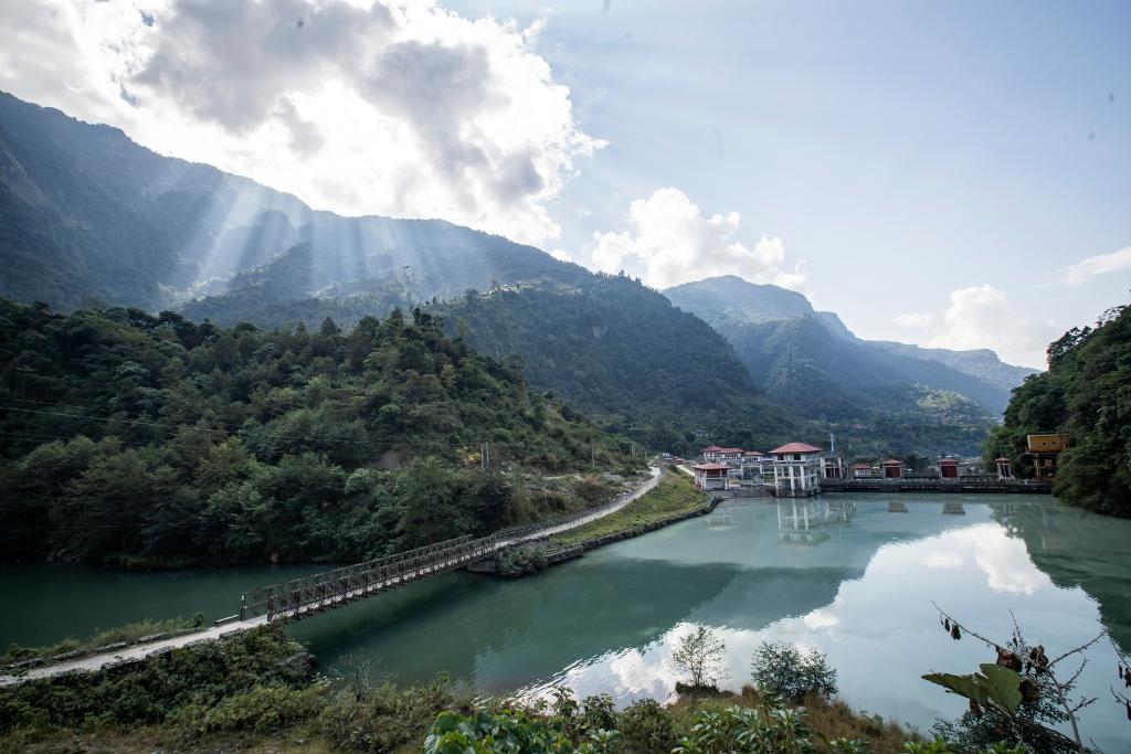 這是2022年11月8日拍攝的尼泊爾上馬相迪A水電站大壩。上馬相迪A水電站位于尼泊爾西部勒姆宗縣，2013年1月開工建設(shè)，2017年1月1日投入商業(yè)運(yùn)營。該水電站投入運(yùn)營以來，極大緩解了尼泊爾電力緊缺局面。新華社發(fā)（哈里·馬哈爾詹 攝）