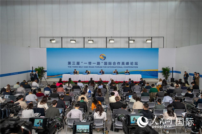 10月16日，第三屆“一帶一路”國際合作高峰論壇新聞中心在北京國家會議中心舉行首場吹風(fēng)會，邀請自然資源部國際合作司和相關(guān)單位負責(zé)人介紹有關(guān)情況，并回答記者提問。人民網(wǎng)記者 翁奇羽攝