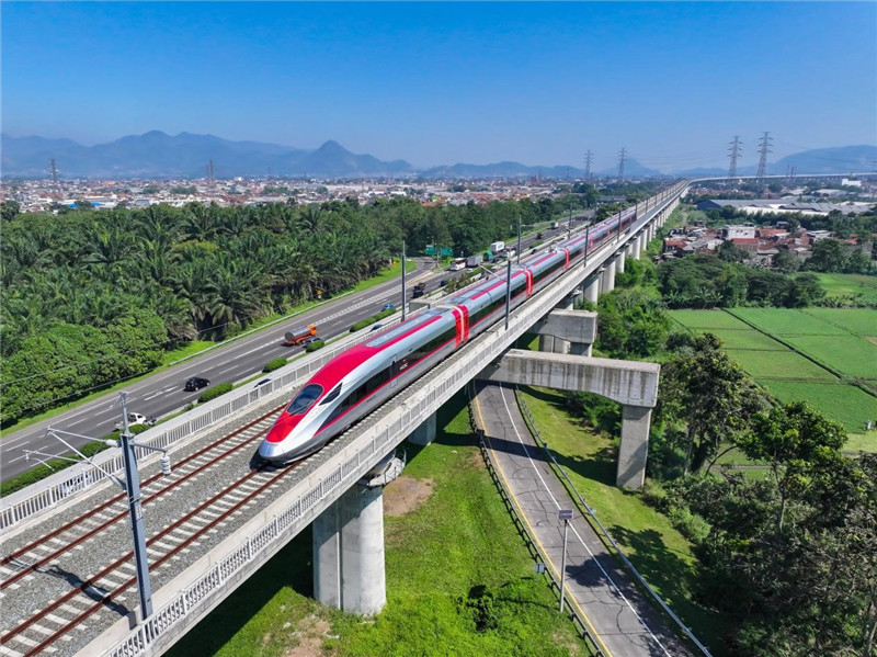 奔馳在雅萬高鐵上的動車組。中車青島四方機車車輛股份有限公司供圖