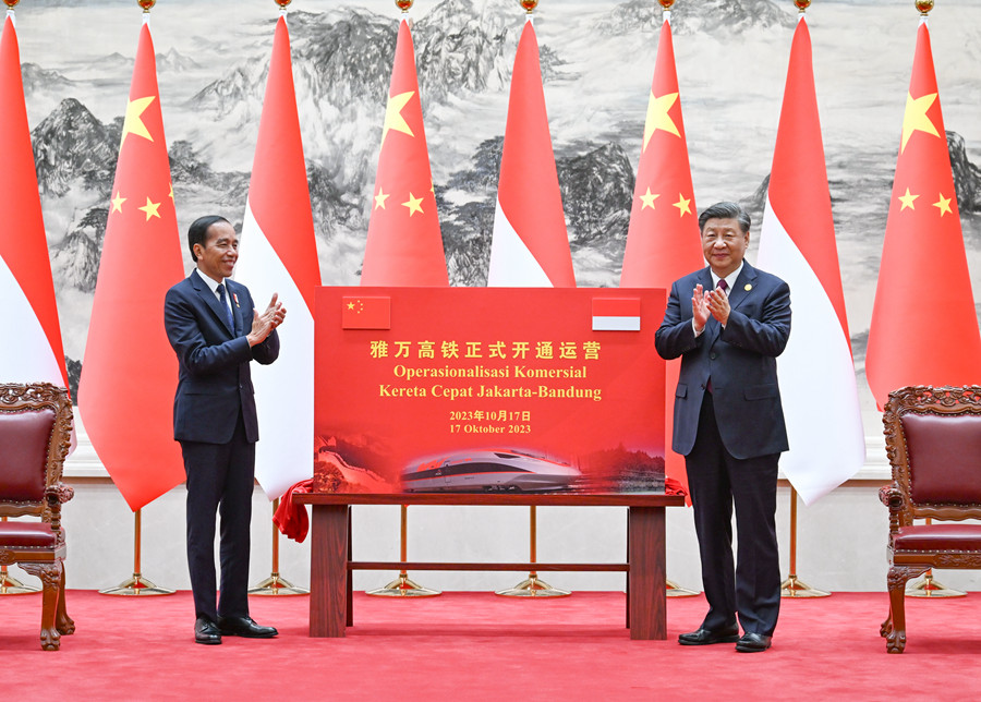 10月17日下午，國(guó)家主席習(xí)近平在北京人民大會(huì)堂同來華出席第三屆“一帶一路”國(guó)際合作高峰論壇并進(jìn)行國(guó)事訪問的印度尼西亞總統(tǒng)佐科舉行會(huì)談。會(huì)談后，兩國(guó)元首共同為雅萬高鐵正式開通運(yùn)營(yíng)揭幕。