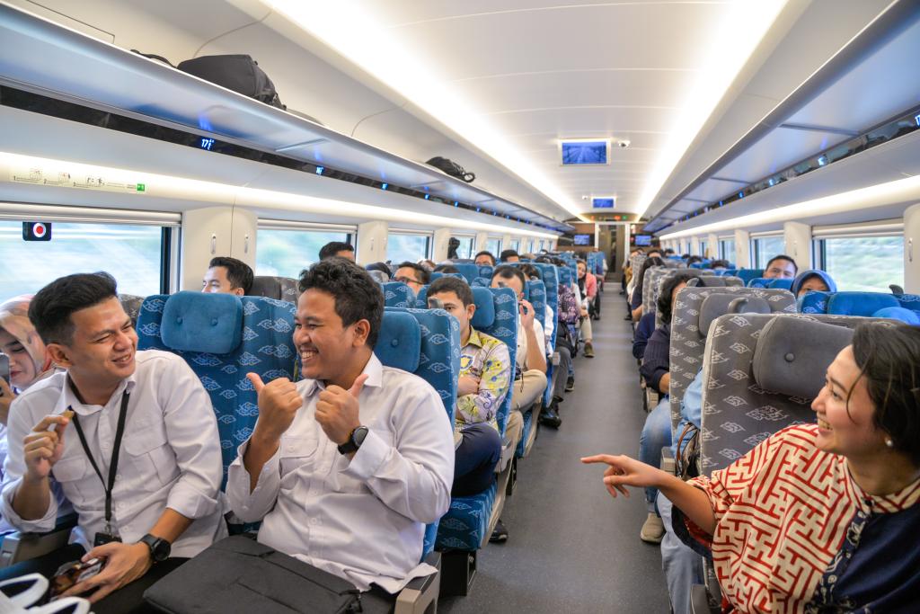 10月17日，乘客在行駛中的雅萬高鐵高速動(dòng)車組列車車廂內(nèi)交談。