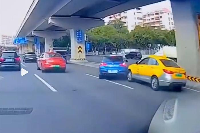 視頻截圖顯示，發(fā)生碰撞的剎那，出租車后方似乎確有車燈點(diǎn)亮。