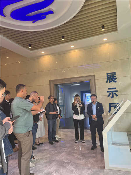 （在文瀾智谷中試產(chǎn)業(yè)基地，中外記者深入了解科技轉(zhuǎn)化情況 趙橙涔攝）