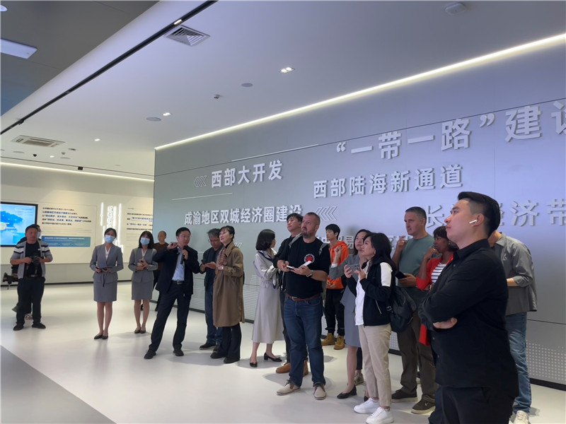 （成都國(guó)際鐵路港展廳，中外記者邊聽邊記，了解成都國(guó)際鐵路港運(yùn)行情況 趙橙涔攝