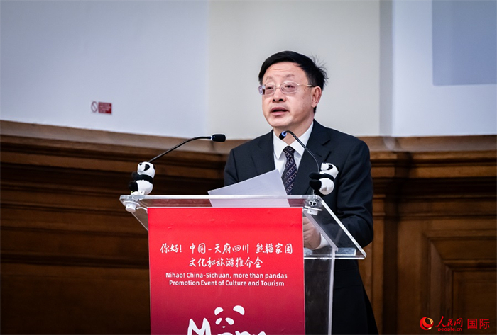 四川省文化和旅游廳廳長戴允康作文化旅游推介。人民網(wǎng) 郭錦標攝