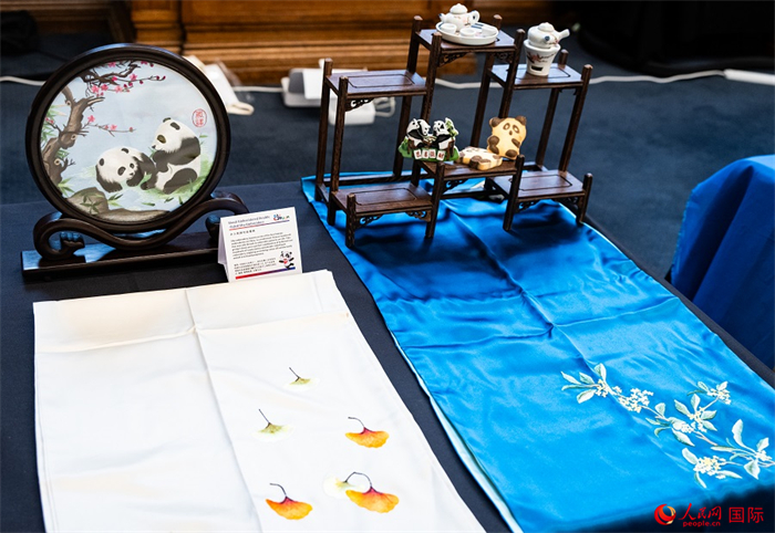 活動現(xiàn)場的現(xiàn)場文創(chuàng)展、互動體驗區(qū)、非遺區(qū)展示。人民網(wǎng) 郭錦標攝