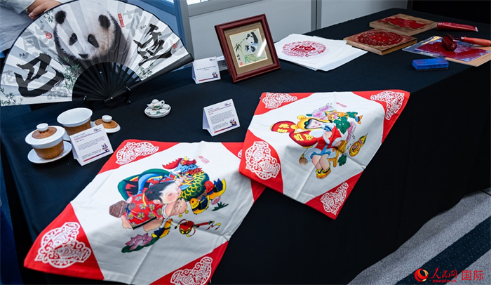 活動現(xiàn)場的現(xiàn)場文創(chuàng)展、互動體驗區(qū)、非遺區(qū)展示。人民網(wǎng) 郭錦標攝