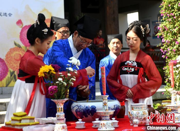 資料圖：圖為傳統(tǒng)重陽(yáng)祭酒儀式?！蚊?攝