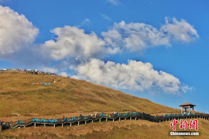 資料圖：圖為江西武功山高山草甸旁的登山步道，游客在登山。 劉力鑫 攝