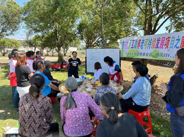 10月23日，廣東韶關(guān)農(nóng)村的互助養(yǎng)老探索，結(jié)合仁化縣董塘鎮(zhèn)新龍村的重陽節(jié)活動，將村支書、婦女主任、項目管理人員、新龍村助老員、村民志愿者、健康熱心的老人聚集在一起。 受訪者供圖