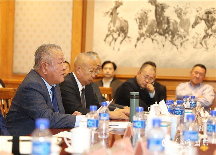 2.2023年10月30日，張義波（左一）會長匯報商會工作情況。人民網(wǎng)記者 霍文攝