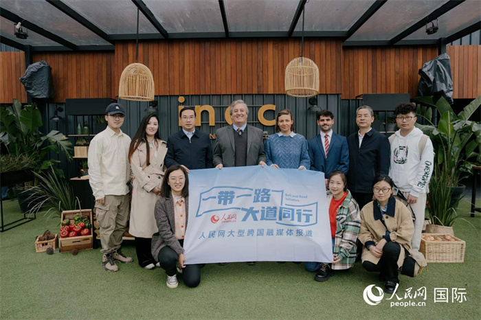 在烏拉圭第118屆普拉多牧農業(yè)國際博覽會上，烏拉圭國家肉類協(xié)會主席與人民網記者合影。人民網記者 張若涵攝