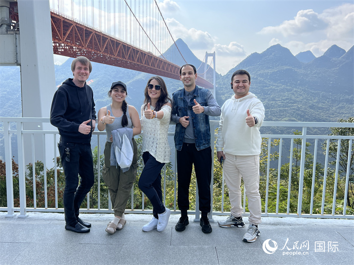 歐亞國家記者在壩陵河大橋下合影，并給大橋“點贊”。人民網(wǎng) 花放攝