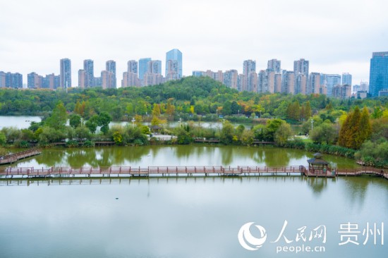 秋日時(shí)節(jié)，觀山湖公園景色美不勝收。人民網(wǎng) 陽茜攝