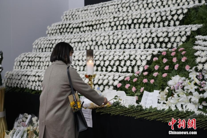 當(dāng)?shù)貢r(shí)間11月1日23時(shí)45分許，韓國民眾在位于首爾廣場的集體焚香所悼念梨泰院踩踏事故遇難者。 <a target='_blank' href='/'><p  align=