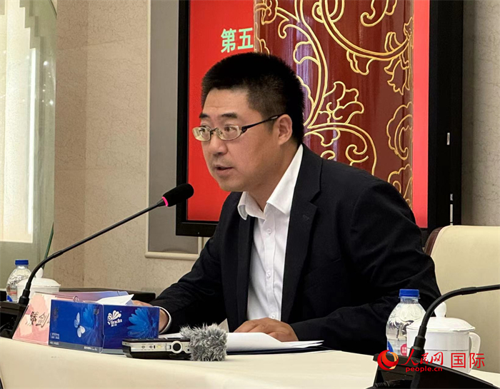 10月31日，歐美同學(xué)會副秘書長滕劍峰在第五屆中法文化論壇媒體吹風(fēng)會上講話。（人民網(wǎng) 謝瑩攝）