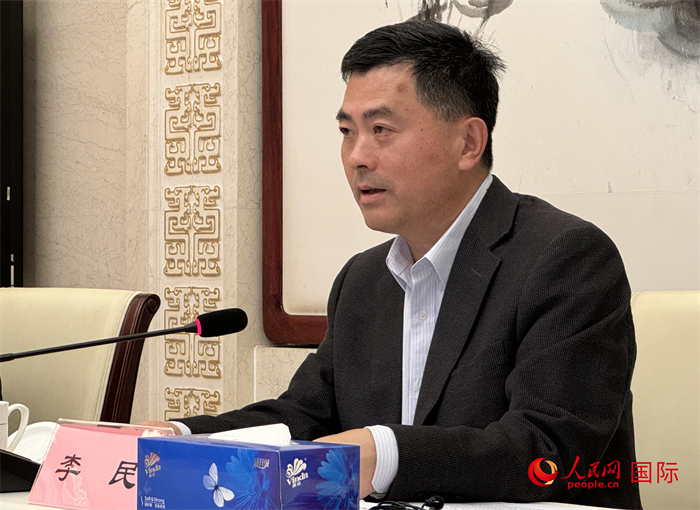 10月31日，歐美同學(xué)會秘書長李民在第五屆中法文化論壇媒體吹風(fēng)會上講話。（人民網(wǎng) 謝瑩攝）