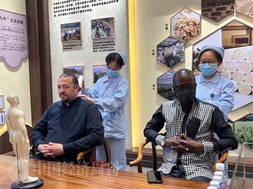   （外媒記者爭先恐后體驗艾灸，直呼神奇。中國經(jīng)濟周刊記者 郭志強 攝）