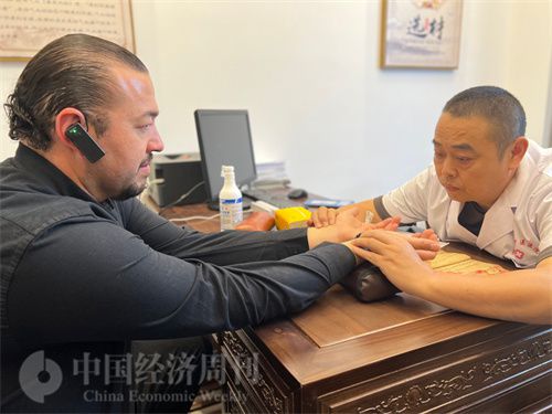   （外媒記者走進中醫(yī)堂，問診中醫(yī)名師。中國經(jīng)濟周刊記者 郭志強攝）