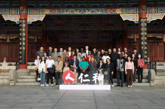 2023“一帶一路”媒體合作論壇聯(lián)合采訪團(tuán)參觀仁和集團(tuán)。（受訪者供圖）
