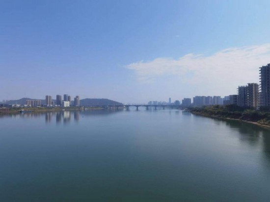 　　10月24日，在清水塘大橋景觀通道上拍攝的湘江景色。本報(bào)記者 常雯宜攝
