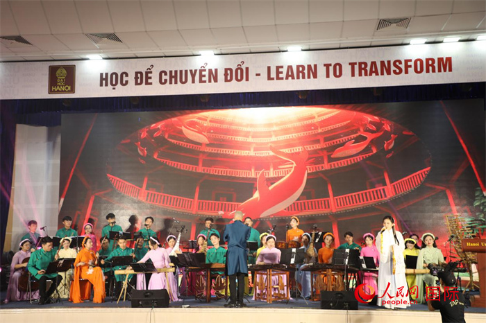 越南新活力民族樂團(tuán)的藝術(shù)家在進(jìn)行演奏。人民網(wǎng)記者楊曄攝