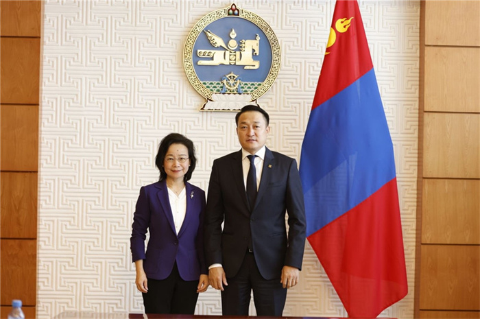 10月31日，中國駐蒙古國大使沈敏娟到任拜會蒙政府辦公廳主任兼蒙古人民黨總書記阿瑪爾巴伊斯格楞（右）。中國駐蒙古使館供圖