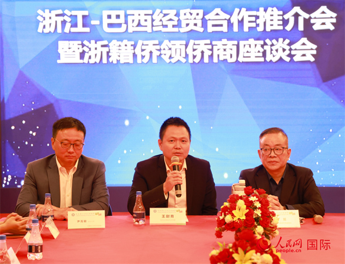 中國駐里約代總領(lǐng)事王尉育（中）在活動(dòng)中致辭。人民網(wǎng)記者 陳海琪攝