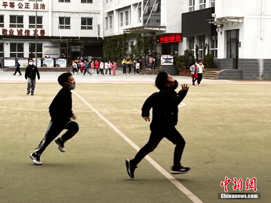 資料圖：學(xué)生們?cè)谡n間玩耍。