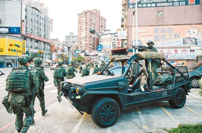 圖為2021年臺(tái)陸軍特種作戰(zhàn)指揮部在演習(xí)。圖片來(lái)源：臺(tái)灣《中國(guó)時(shí)報(bào)》。