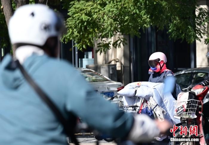 石家莊街頭，市民紛紛穿上厚厚的外套“捂”裝前行。 <a target='_blank' href='/'><p  align=