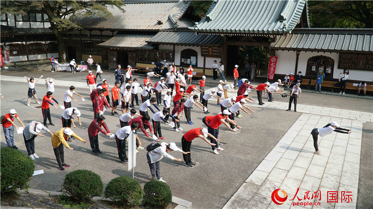 開跑前，中日青少年一起做熱身運(yùn)動。人民網(wǎng) 蔣曉辰攝