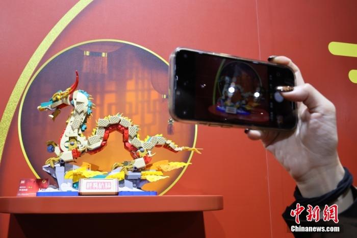 第六屆中國國際進(jìn)口博覽會(huì)舉行，消費(fèi)品展區(qū)展出以生肖龍為題材的中國元素產(chǎn)品。<a target='_blank' href='/'><p  align=