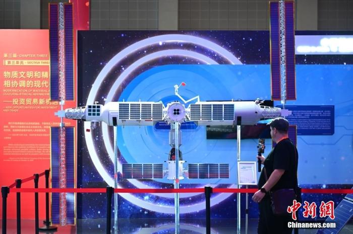 11月5日，觀眾在進(jìn)博會(huì)中國館參觀拍攝中國空間站模型。<a target='_blank' href='/'><p  align=