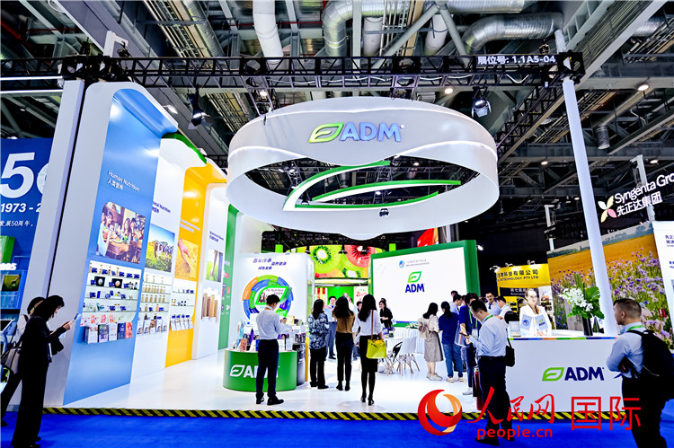 美國農(nóng)產(chǎn)品加工和貿(mào)易企業(yè)ADM在進(jìn)博會的展臺。人民網(wǎng)記者 趙益普攝