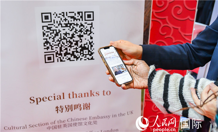 觀眾掃碼《我們的中國故事》系列視頻。人民網(wǎng) 郭錦標攝