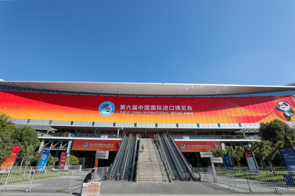 這是第六屆進(jìn)博會場館國家會展中心（上海）外景（2023年11月2日攝）。新華社記者 辛夢晨 攝