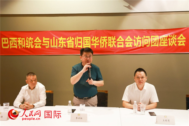 中國僑聯(lián)副主席、山東省僑聯(lián)主席李興鈺（中）在座談會上致辭。人民網(wǎng)記者 陳海琪攝