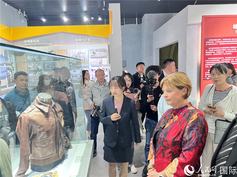 飛虎隊指揮官陳納德將軍外孫女嘉蘭惠（右）在參觀昆明市博物館展示的文物。人民網(wǎng) 趙瞳攝