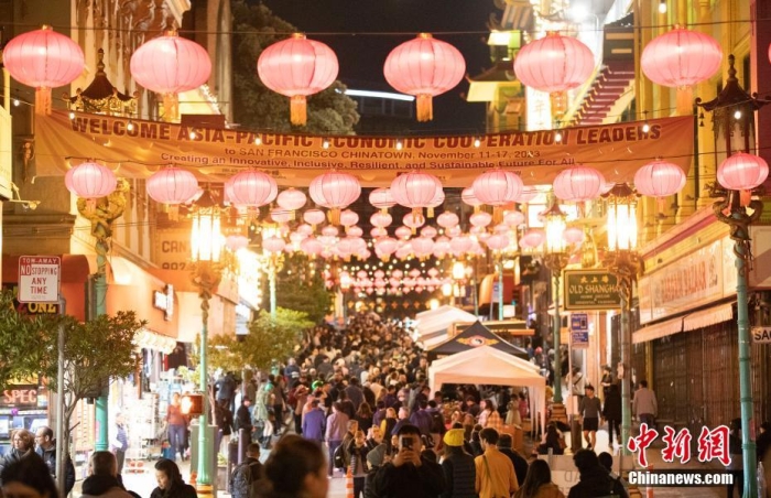 當(dāng)?shù)貢r間11月10日，美國舊金山唐人街夜市人頭攢動。亞太經(jīng)合組織(APEC)第三十次領(lǐng)導(dǎo)人非正式會議將在舊金山舉行，當(dāng)?shù)靥迫私钟媱澟e辦包括夜市在內(nèi)的多場活動，以吸引與會者、游客和市民的光顧。<a target='_blank' href='/'><p  align=