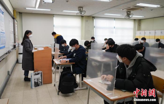 12月3日，延遲近一個(gè)月的韓國高考舉行。據(jù)韓國教育部消息，今年考生約49.34萬人，創(chuàng)歷史最低紀(jì)錄。圖為在首爾某考點(diǎn)內(nèi)，考桌上設(shè)有隔板。