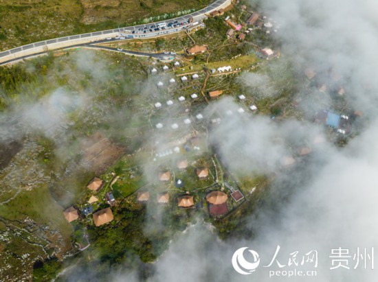 航拍掩映在晨間薄霧中的“花都里·化屋野奢度假營地“。人民網(wǎng) 陽茜攝