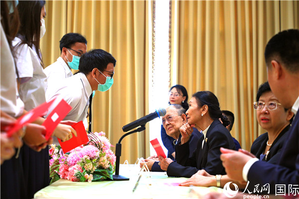 圖為獎助學金頒發(fā)現(xiàn)場。人民網(wǎng)記者 白元琪攝