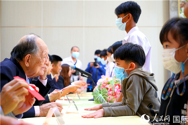 圖為獎助學金頒發(fā)現(xiàn)場。人民網(wǎng)記者 白元琪攝