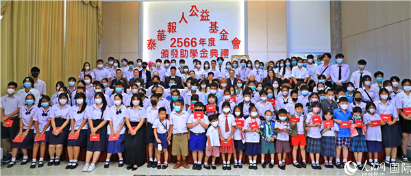圖為出席嘉賓和現(xiàn)場獲獎學生合影留念。人民網(wǎng)記者 白元琪攝