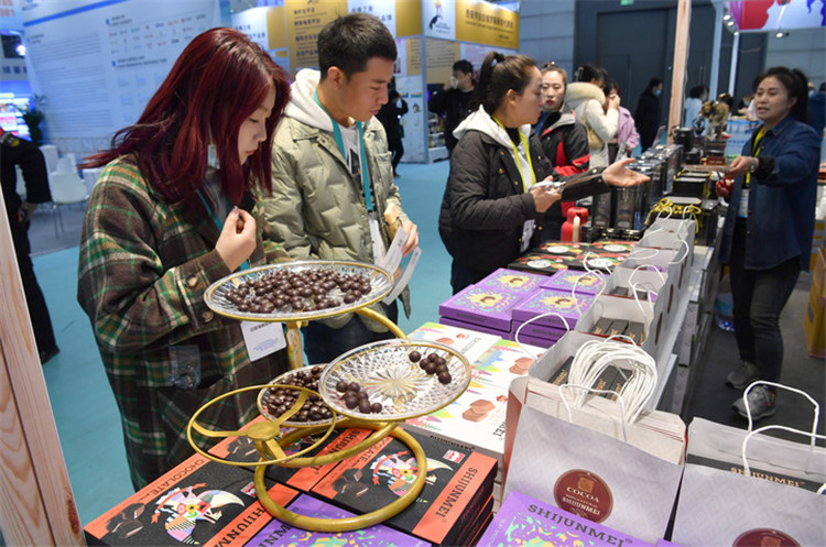11月16日，觀眾在第七屆絲博會(huì)印度尼西亞展位上參觀選購(gòu)食品。新華社記者 邵瑞 攝