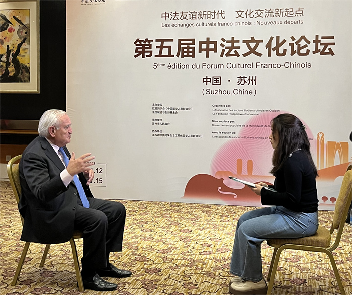 法國(guó)前總理、法國(guó)展望與創(chuàng)新基金會(huì)主席讓-皮埃爾·拉法蘭接受人民網(wǎng)的采訪。（國(guó)際在線供圖）