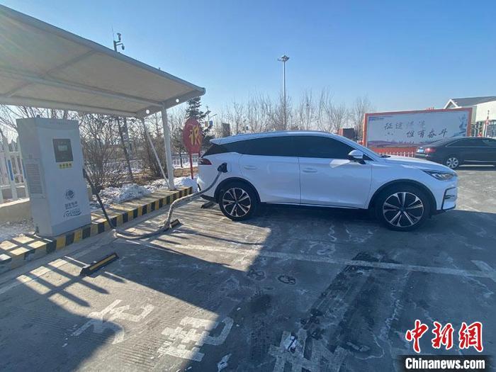 資料圖：新能源汽車正在充電?！±畹?攝