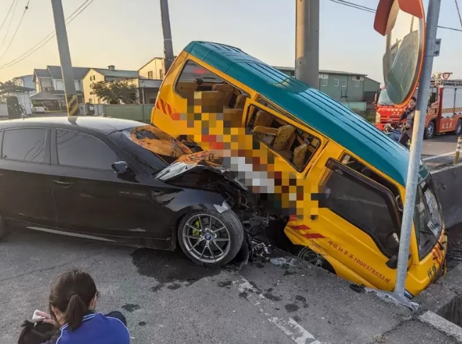 托兒所校車被轎車從側(cè)邊撞上，車體嚴(yán)重毀損。圖片來源：臺(tái)灣《聯(lián)合報(bào)》民眾供圖